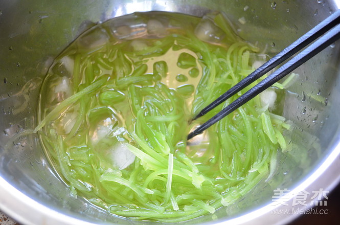 Crispy Jellyfish Mixed with Lettuce recipe