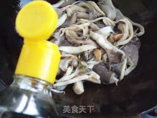 Stir-fried Double Mushrooms with Leek recipe