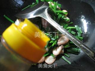 Stir-fried Jiangbai Shrimp with Leek recipe