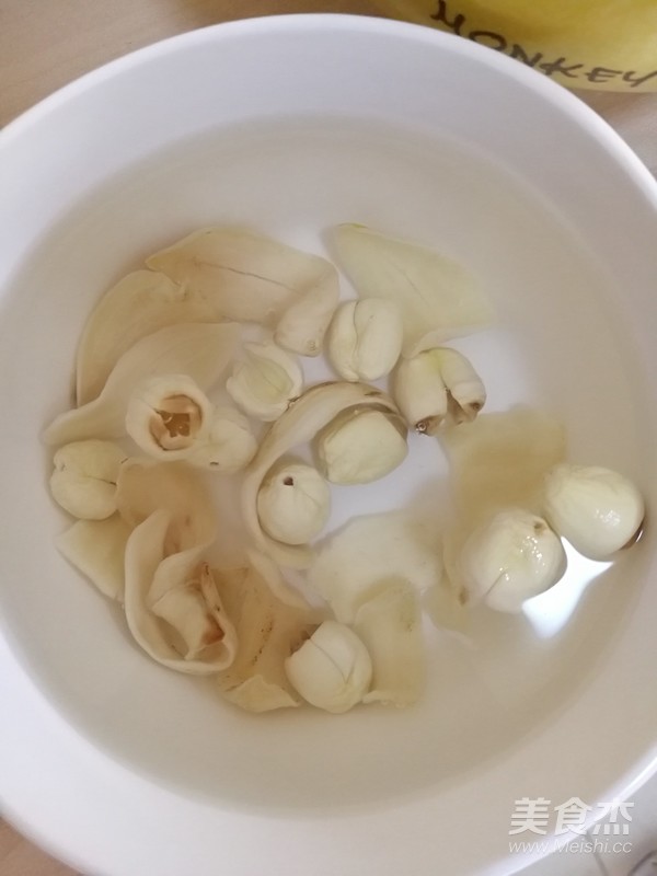 Tremella, Lotus Seed, Lily and Red Date Soup with Rock Sugar recipe