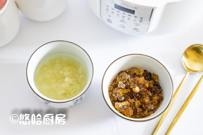 Peach Gum and Soap Horn Rice Stewed with Milk recipe