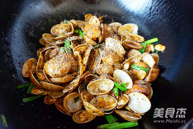 Black Pepper Popped Clams recipe