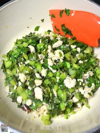 Griddle with Minced Pork and White Radish Leaves recipe