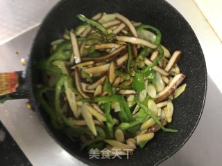 Stir-fried Shredded Bamboo Shoots with Dried Green Peppers recipe