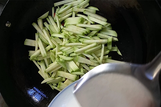 Stir-fried Shredded Zucchini recipe