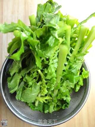 Griddle with Minced Pork and White Radish Leaves recipe