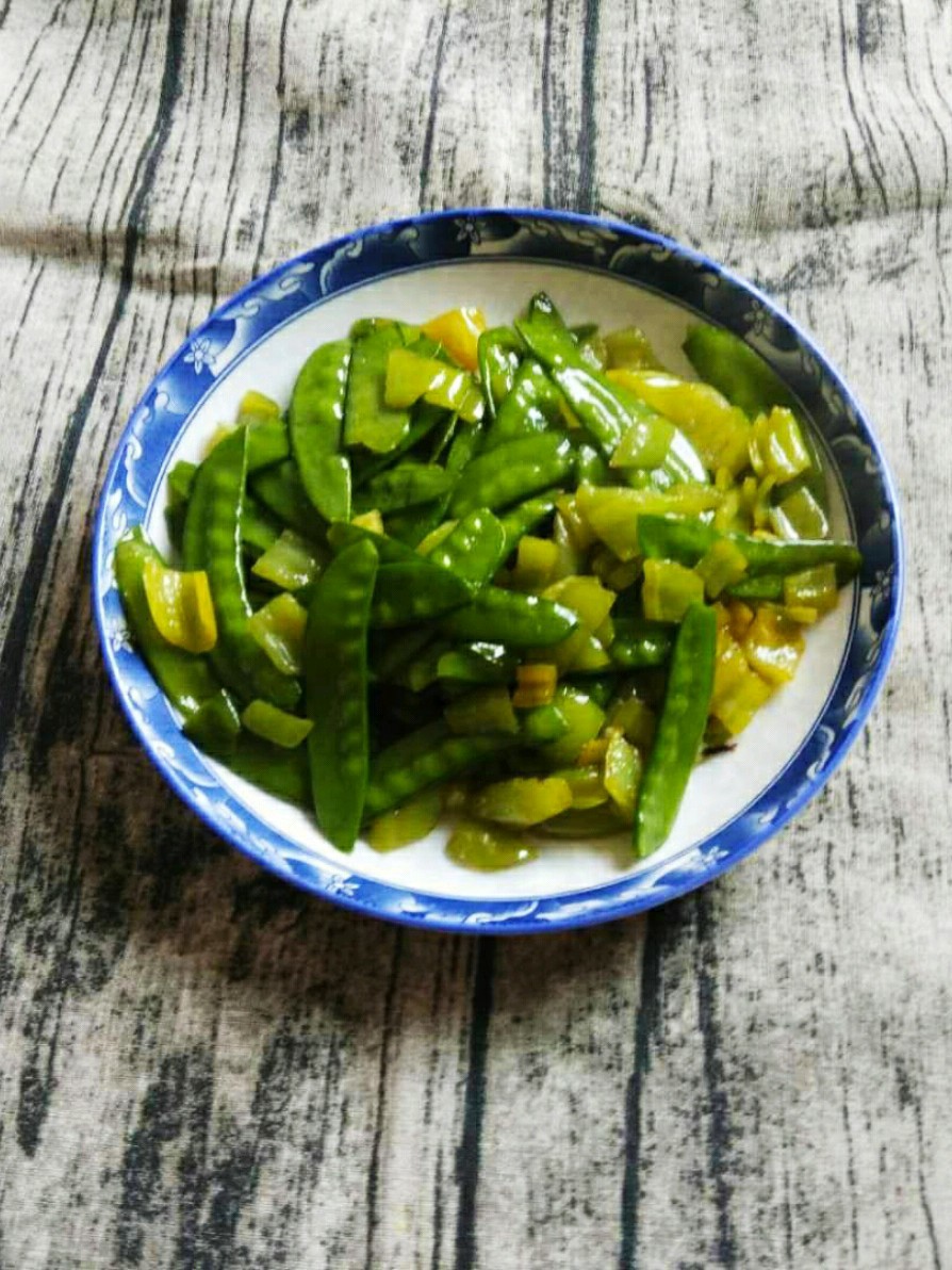 Fried Chili with Snow Peas