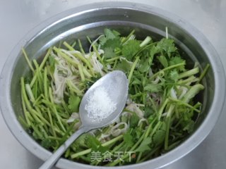 Coriander Mixed with Enoki Mushrooms recipe