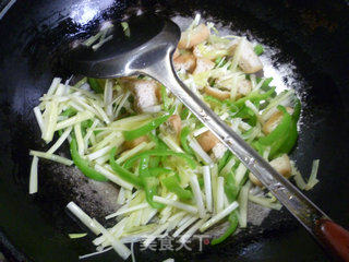 Stir-fried Tofu with Leek Sprouts and Green Pepper recipe