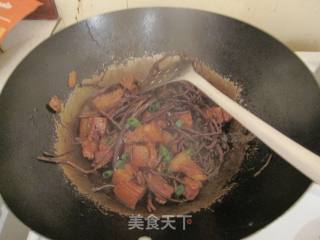 Braised Pork with Tea Tree Mushroom recipe