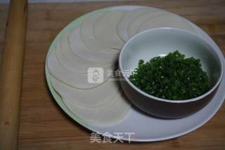 Skillfully Use Dumpling Wrappers to Make Scallion Pancakes recipe