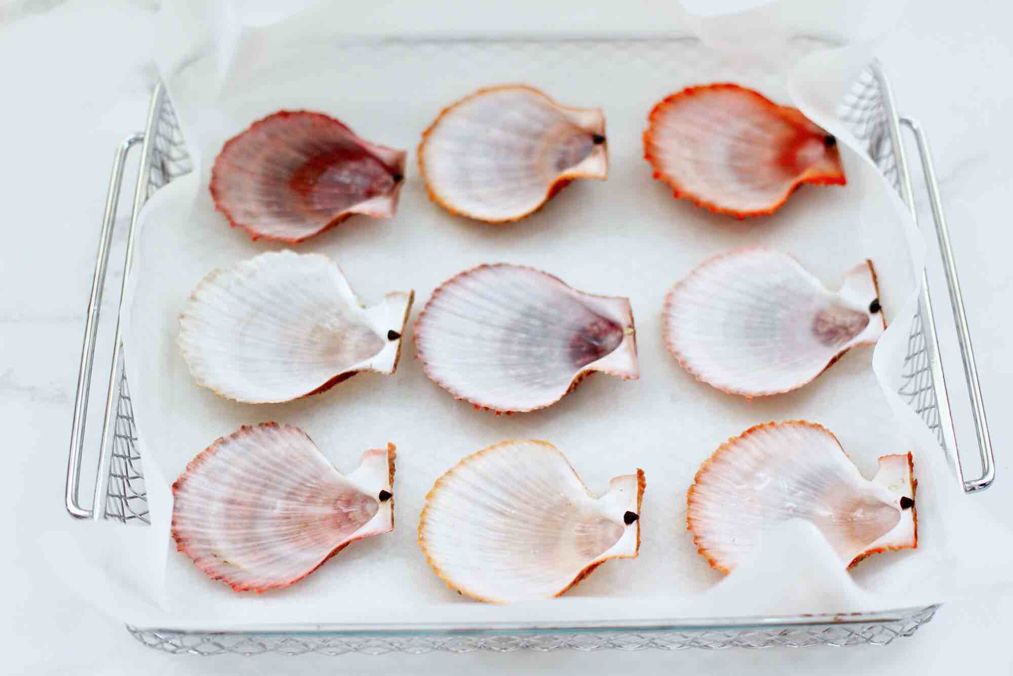 Grilled Scallops with Garlic and Chopped Pepper recipe