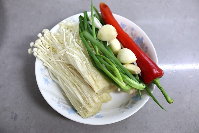 Enoki Mushroom with Cold Razor Clams recipe