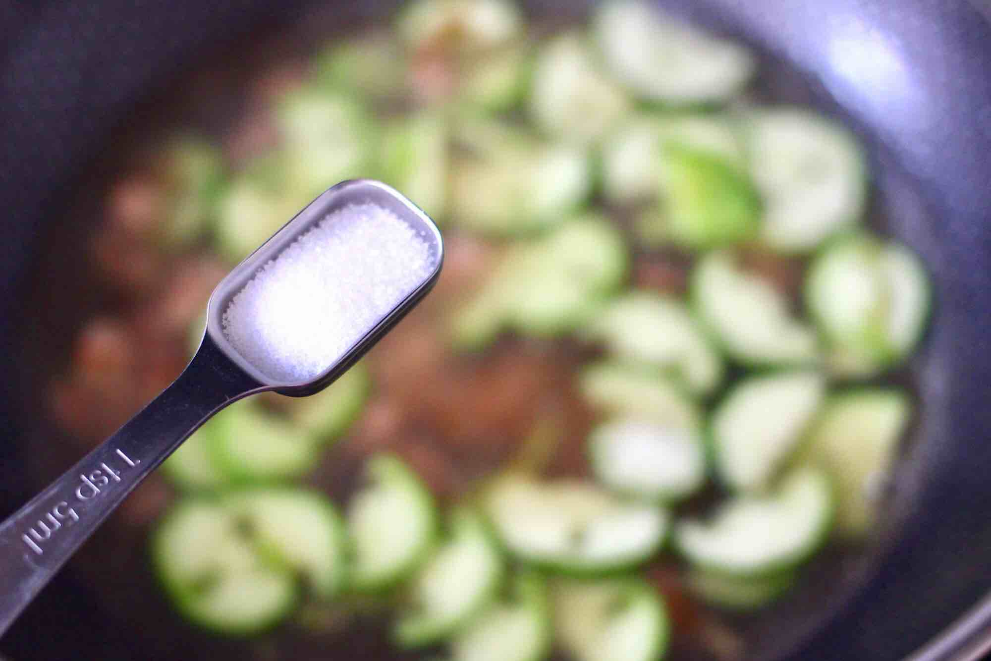 Marinated Noodles with Cucumber and Diced Pork recipe