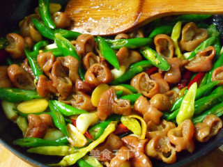 【festive Family Banquet Stir-fried Sautéed Pork Intestines with Hot Peppers recipe