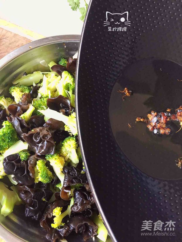 Broccoli with Fungus (cold Dish) recipe