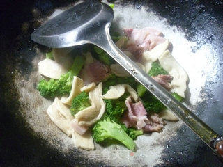 Stir-fried Broccoli with Bacon and Soy Protein recipe