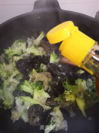 Stir-fried Double Ears with Broccoli recipe