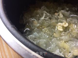 White Fungus, Lotus Seed and Red Date Soup recipe
