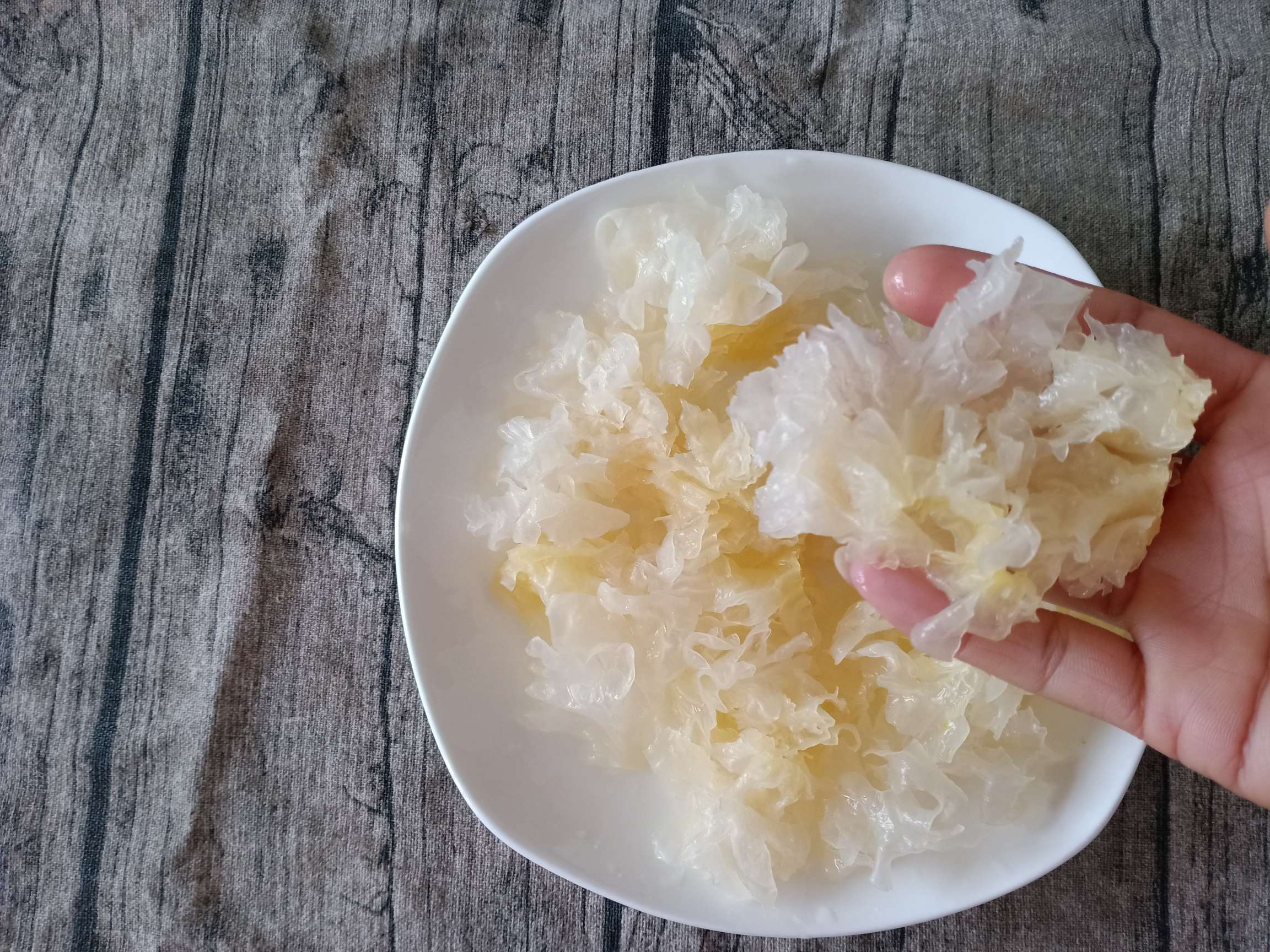 Peach Gum, Lotus Seed and White Fungus Soup (beauty and Beauty) recipe