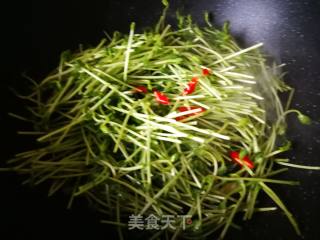 #团圆饭# Fried Pea Seedlings recipe