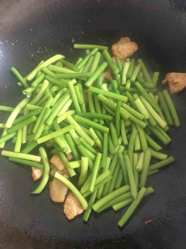 Stir-fried Pork with Garlic Moss recipe