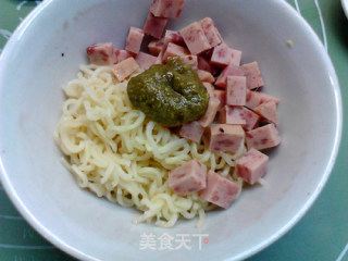 Instant Noodles with Luncheon Meat in Green Sauce recipe