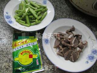 Stir-fried Goose Gizzards with Shredded Mustard and Asparagus recipe