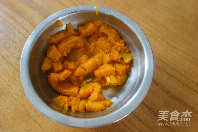 Nice and Delicious Pumpkin Knife Cut Buns recipe