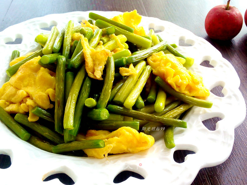 Scrambled Eggs with Garlic Stalks recipe