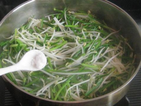 Stir-fried Mung Bean Sprouts with Leek Moss recipe