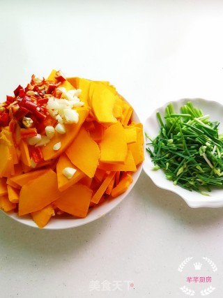 Stir-fried Pumpkin with Leek Flowers recipe