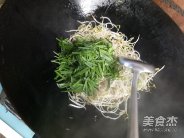 Stir-fried Bean Sprouts with Leek recipe