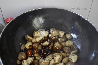 Consumption of Oil Stewed Fresh Lotus and Straw Mushrooms recipe