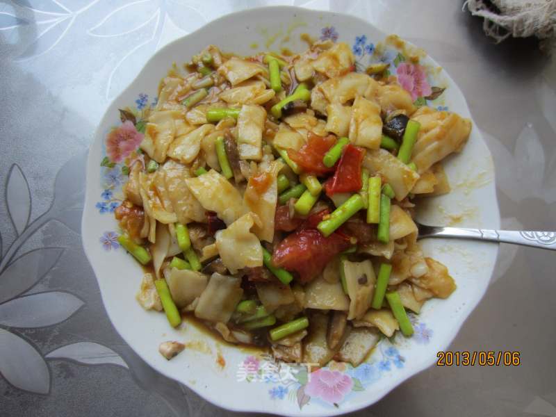 Stir-fried Noodles with Garlic Sprouts recipe