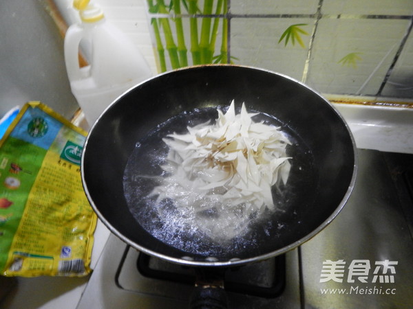 Lettuce Shredded Pork Noodles recipe