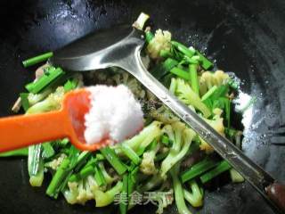 Stir-fried Cauliflower with Chives and Chicken Gizzards recipe