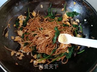 Stir-fried Dry Noodles with Fungus and Potato Leaves recipe