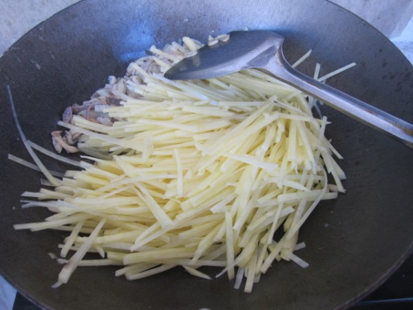 Stir-fried Shredded Potatoes with Shredded Pork and Shrimp Skin recipe