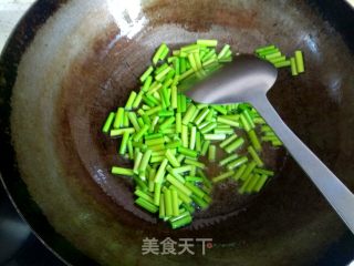 Stir-fried Shredded Cake with Garlic Moss recipe