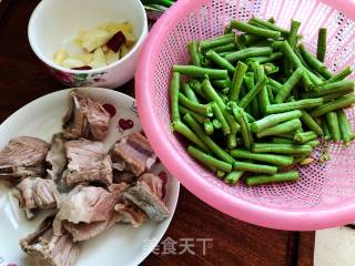 Braised Noodles with Beans and Pork Ribs recipe