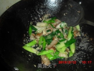 Stir-fried Pork with Garlic Sprouts recipe