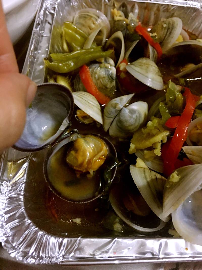 Grilled Clams with Keel Noodles in Clear Soup recipe