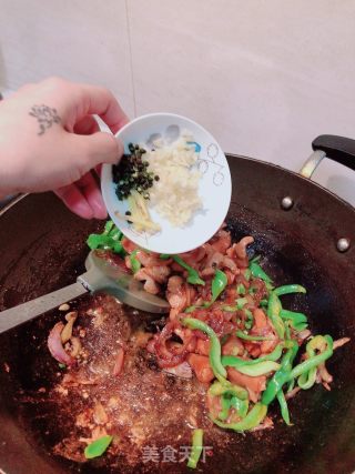 Stir-fried Crispy Sausage with Green Peppers recipe
