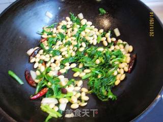 Stir-fried Soya Beans with Celery Leaves recipe