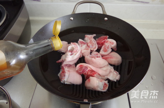 Stewed Pork Trotters with Radish recipe
