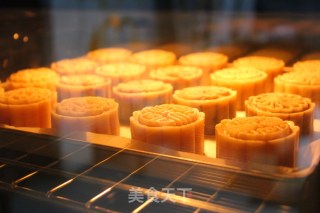 Mooncake with Lotus Seed Paste and Egg Yolk recipe