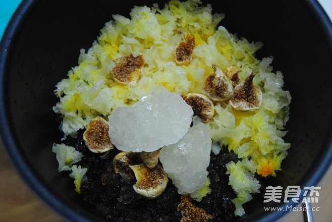 Fig and Peach Gum White Fungus Soup recipe