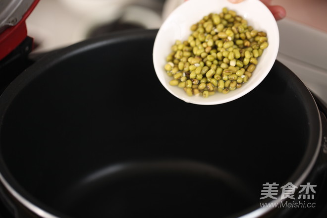 Mung Bean Lily Chrysanthemum Congee recipe