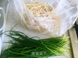 Stir-fried Leek with Mung Bean Sprouts recipe